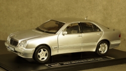 Mercedes E320 W210 2001 Brilliant Sliver, SunStar 1:18