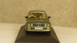 BMW 323i (E30), metallic-green, Vanguards 1:43