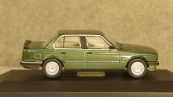 BMW 323i (E30), metallic-green, Vanguards 1:43