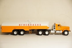 КРАЗ 258 с полуприцепом цистерной ТЗ-22 Аэрофлот, SSM7027 1:43
