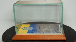 Стеклянный бокс с подставкой, 1:43