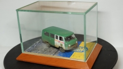 Стеклянный бокс с подставкой, 1:43