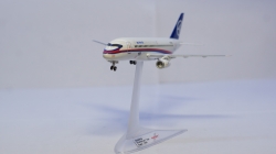 СУ-100 Sukhoi Superjet 100 собранная модель самолета, Herpa 1:200