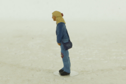 Фигурка Девушка в джинсах,  209а, BM-Toys 1:43