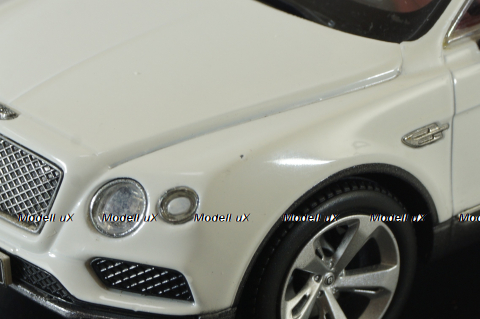 Bentley Bentayga V8 2016, white, Kyosho 1:43