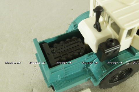 К-701 Кировец, белый/зеленый, з-д Двигатель 1:43  