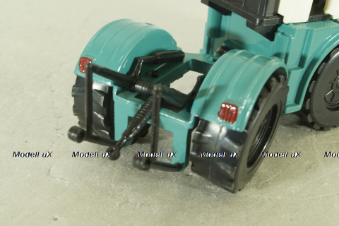 К-701 Кировец, белый/зеленый, з-д Двигатель 1:43  