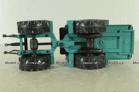 К-701 Кировец, белый/зеленый, з-д Двигатель 1:43  