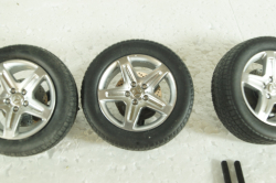 Комплект резины с дисками и рулевой тягой на Mercedes AMG 1:18