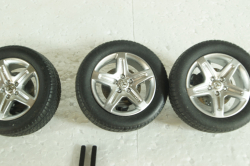 Комплект резины с дисками и рулевой тягой на Mercedes AMG 1:18