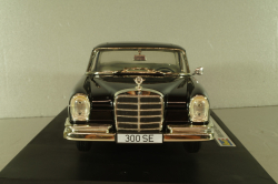 Mercedes-Benz 300 SE (W112) 1961, black, 08910, Revell 1:18