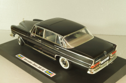 Mercedes-Benz 300 SE (W112) 1961, black, 08910, Revell 1:18
