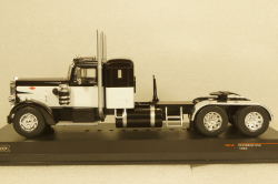 Peterbilt 350 towing vehicle 1952 black/white, TR114, IXO 1:43