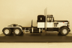 Peterbilt 350 towing vehicle 1952 black/white, TR114, IXO 1:43