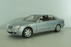 Mercedes S500 (W220) 1998, light blue, Maisto 1:18