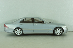 Mercedes S500 (W220) 1998, light blue, Maisto 1:18