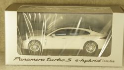Porsche Panamera Turbo S E-Hybrid Executive G2 white, Herpa 1:43