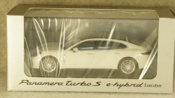Porsche Panamera Turbo S E-Hybrid Executive G2 white, Herpa 1:43