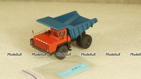 БЕЛАЗ 540А карьерный самосвал красный/синий, Бригадир 1:87
