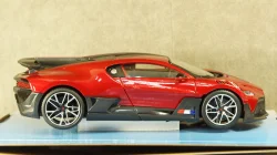 Bugatti Divo red/carbon 2019, 18-11045, Burago 1:18