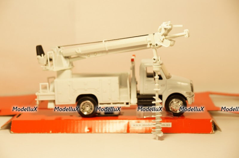 International 4200 Digger Truck