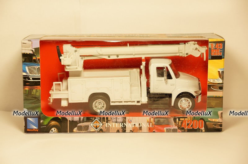 International 4200 Digger Truck
