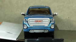 GMC Sierra 1500 Denali Crew Cab metallic-blue, MOM79362BLUE, MotorMax 1:24