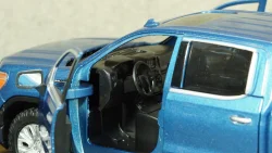 GMC Sierra 1500 Denali Crew Cab metallic-blue, MOM79362BLUE, MotorMax 1:24