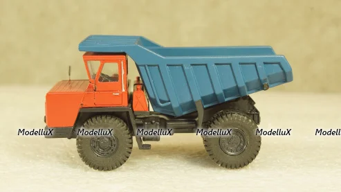 БЕЛАЗ 540А карьерный самосвал красный/синий, Бригадир 1:87