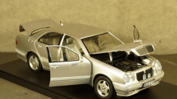 Mercedes E320 W210 2001 Brilliant Sliver, SunStar 1:18