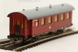 Вагон пассажирский красный, HO (1:87)