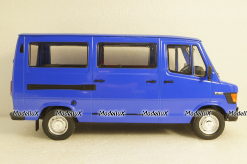 Mercedes G4 (W31) light grey/black, MCG18208, Model Car Group 1:18