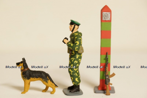 Фигурка пограничник с овчаркой, ружье и пограничный столб Артель "Universal" 1:43