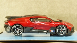 Bugatti Divo red/carbon 2019, 18-11045, Burago 1:18