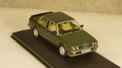 BMW 323i (E30), metallic-green, Vanguards 1:43