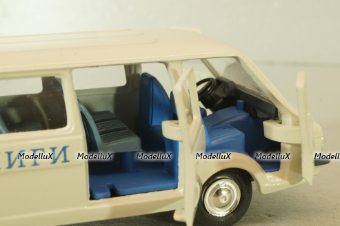BMW 323i (E30), metallic-green, Vanguards 1:43