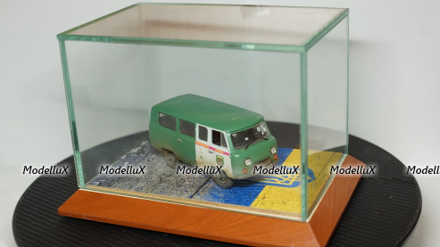 Стеклянный бокс с подставкой, 1:43