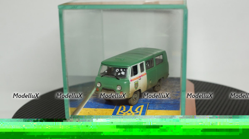 Стеклянный бокс с подставкой, 1:43