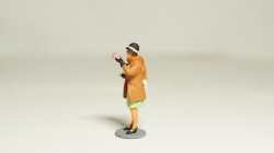 Фигурка Дама в пальто с собачкой в руках,Артель "Universal" 1:43 