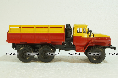 Volvo 145 1969 Express black, Triple9 1:43