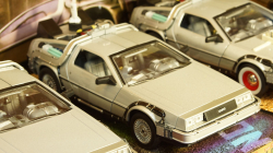 DeLorean Back to the Future I, II, III (набор из 3 машин), 22400, Welly 1:24