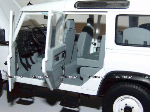 Land Rover Defender 110 Station Wagon 1:18