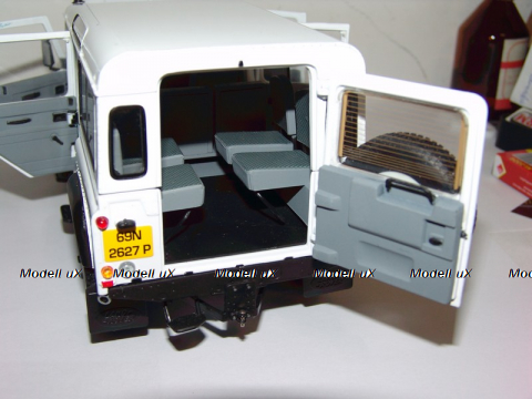 Land Rover Defender 110 Station Wagon 1:18
