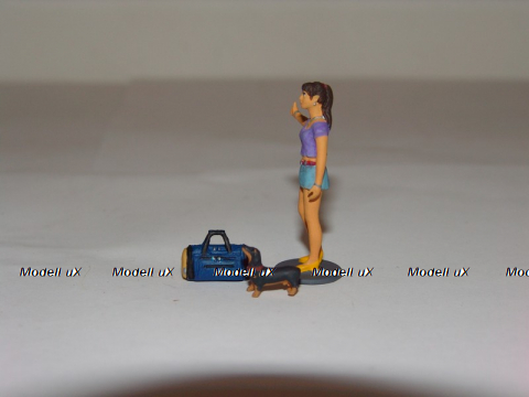 Фигурка Девушка Автостоп с сумкой и таксой