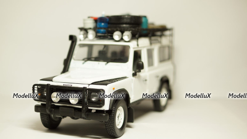 Land Rover Defender 110 Station Wagon, Universal Hobby 1:18 
