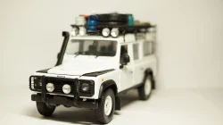 Land Rover Defender 110 Station Wagon, Universal Hobby 1:18 