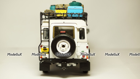 Land Rover Defender 110 Station Wagon, Universal Hobby 1:18 