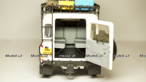 Land Rover Defender 110 Station Wagon, Universal Hobby 1:18 