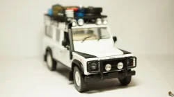 Land Rover Defender 110 Station Wagon, Universal Hobby 1:18 