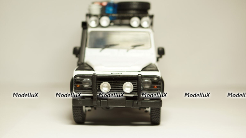 Land Rover Defender 110 Station Wagon, Universal Hobby 1:18 